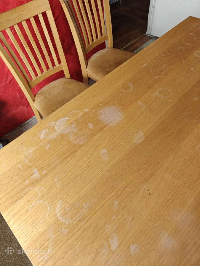Stalas ir šešios kėdės iš ąžuolo ir odos.