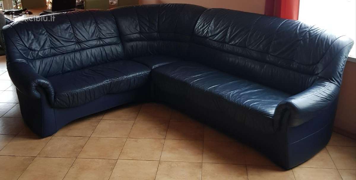 Pardudu tvirta nišsėdėtą naturalios odos kampą.