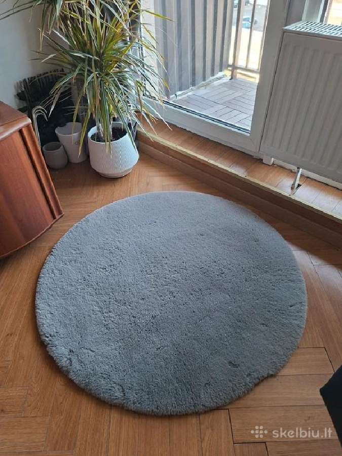 Apvalus pilkas kilimas