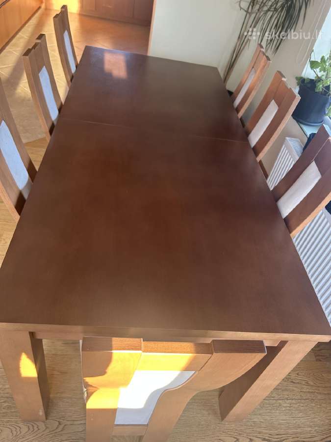 Vagomasis stalas 12 kedžių ir sofa