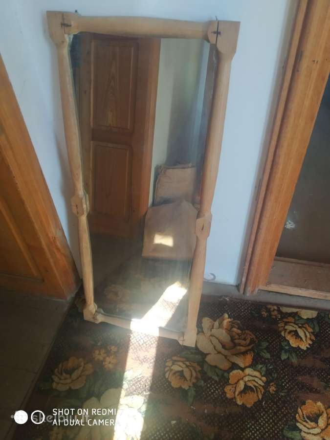 Veidrodį. Įrėminta medyje pakabinama