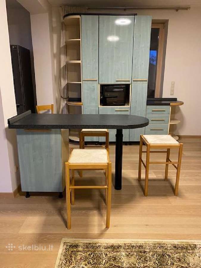 Baras su spintele ir baro kėdėmis