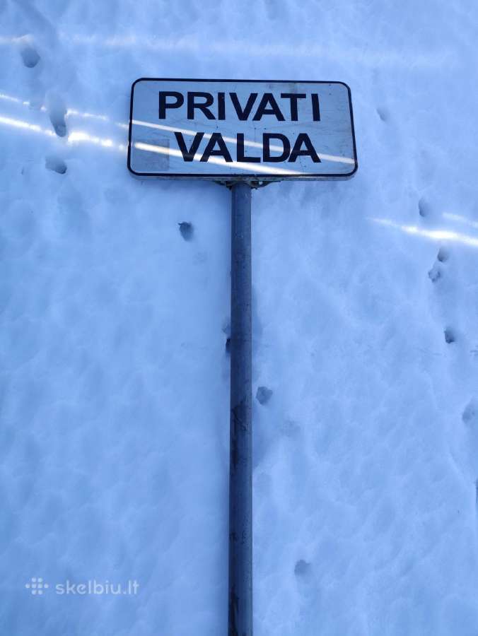 Privati valda ženklas su stulpu