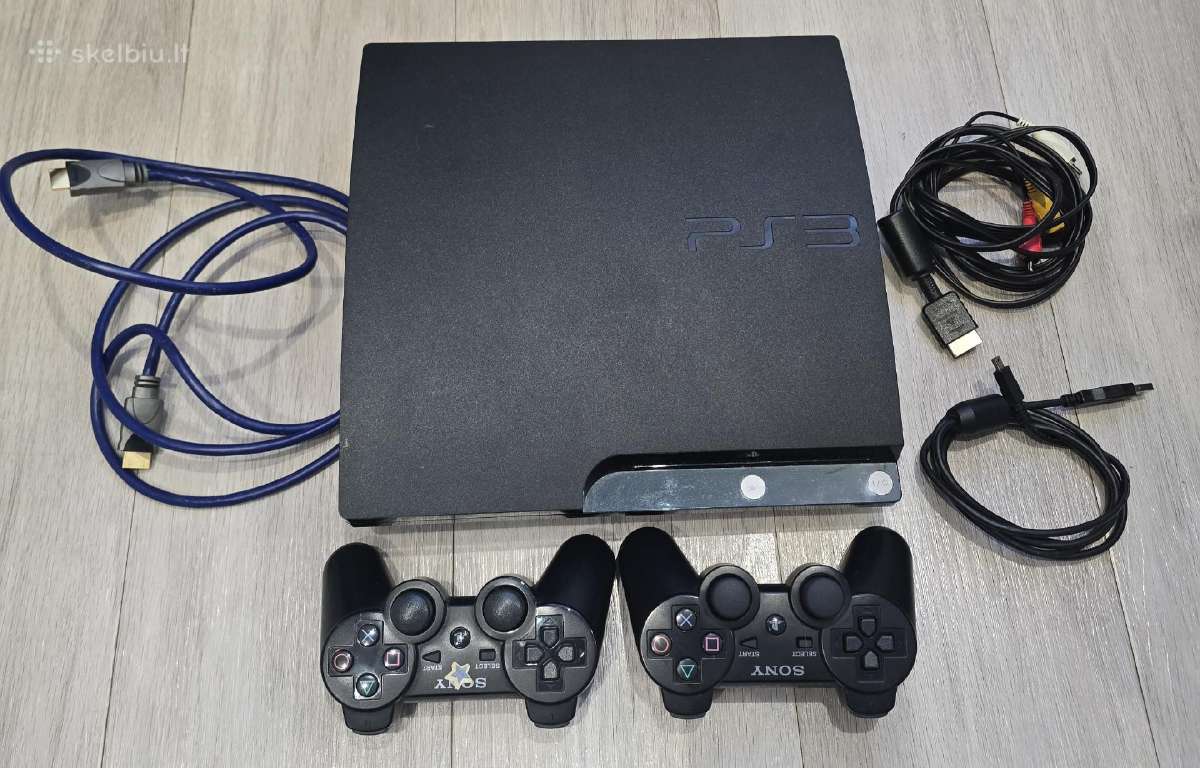 PS3 konsolė su dviem pulteliais