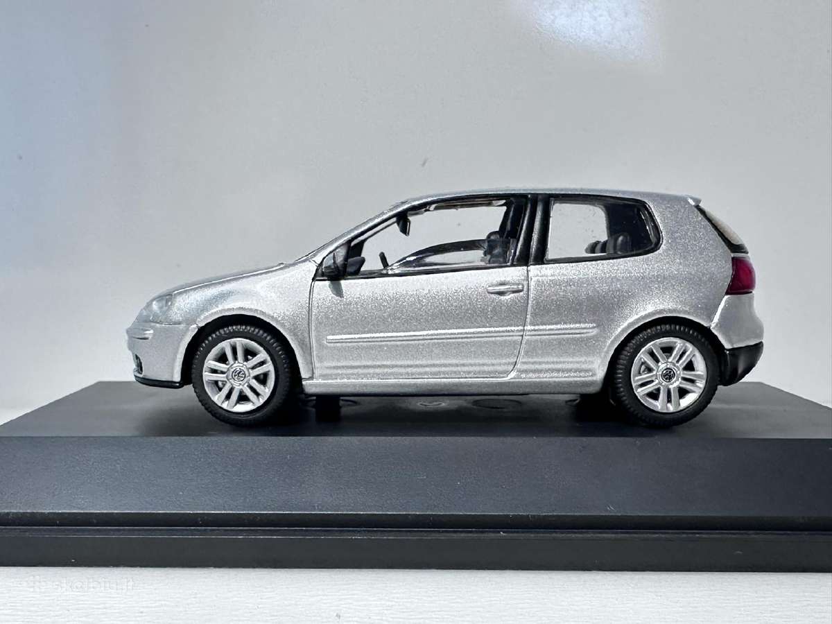 Volkswagen Golf V 3door sidabro 1:43 Schuco - nuotraukos Nr. 4
