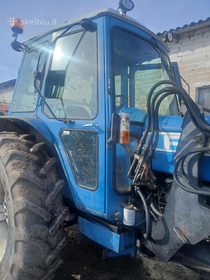 Ford traktorius su krautuvu + Kuhn smulkintuvas