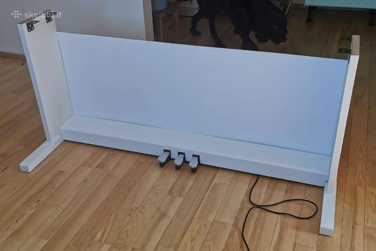 Kojos rėmas elektriniam pianinui baltos stalvos.
