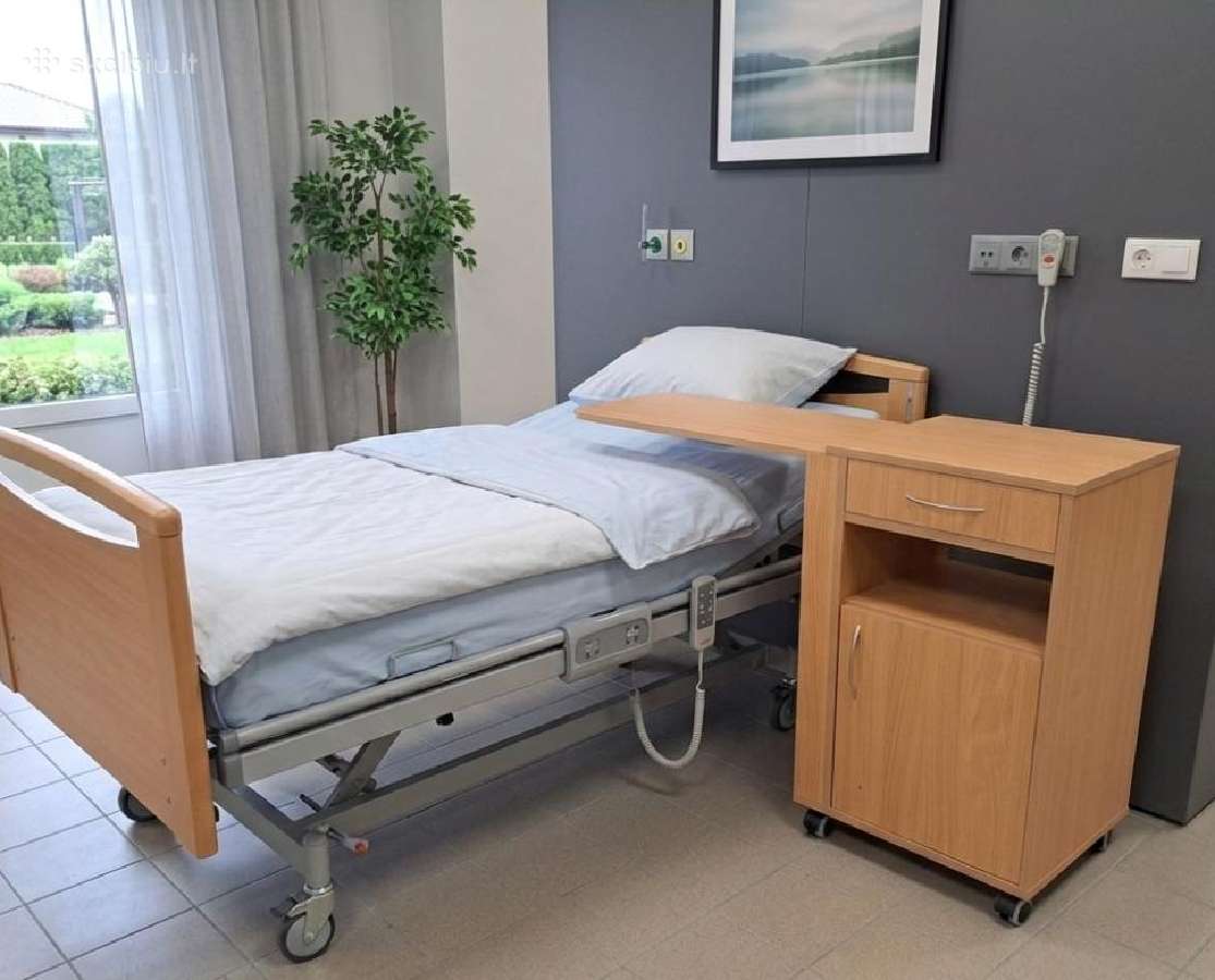 Slaugos spintelė ligoniui - su integruotu staliuku