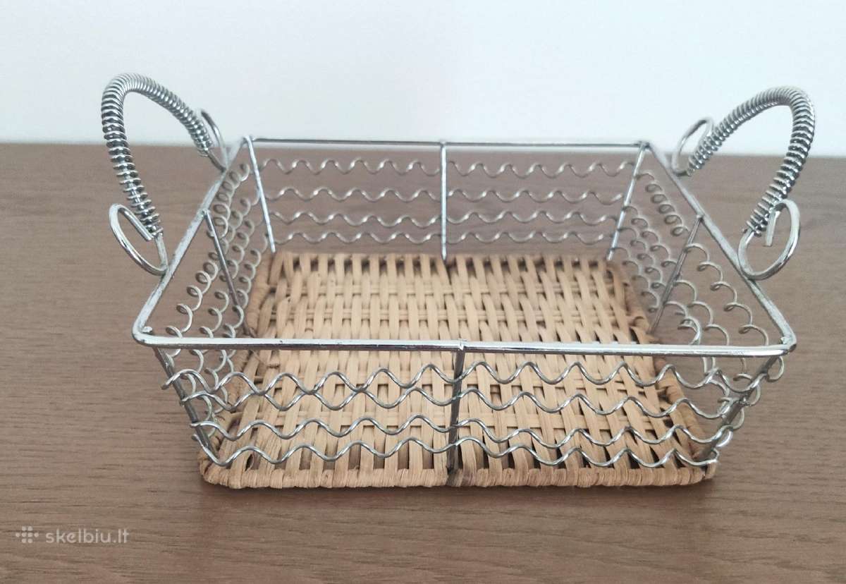 Pintas iš metalo ir vytelių krepšelis
