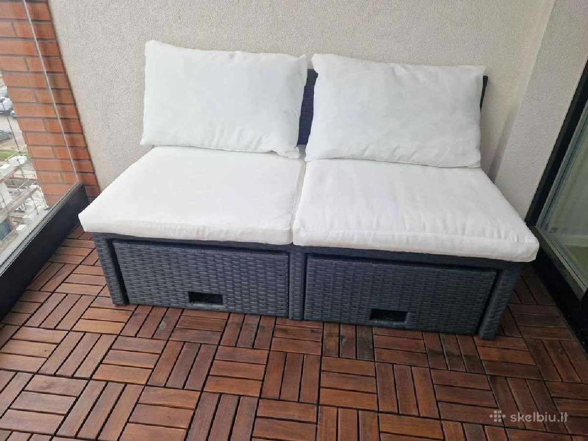 Lauko sofa su dėžėmis