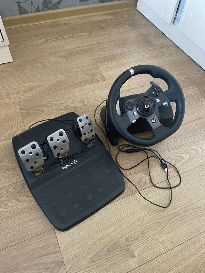 Logitech vairas su pedalais