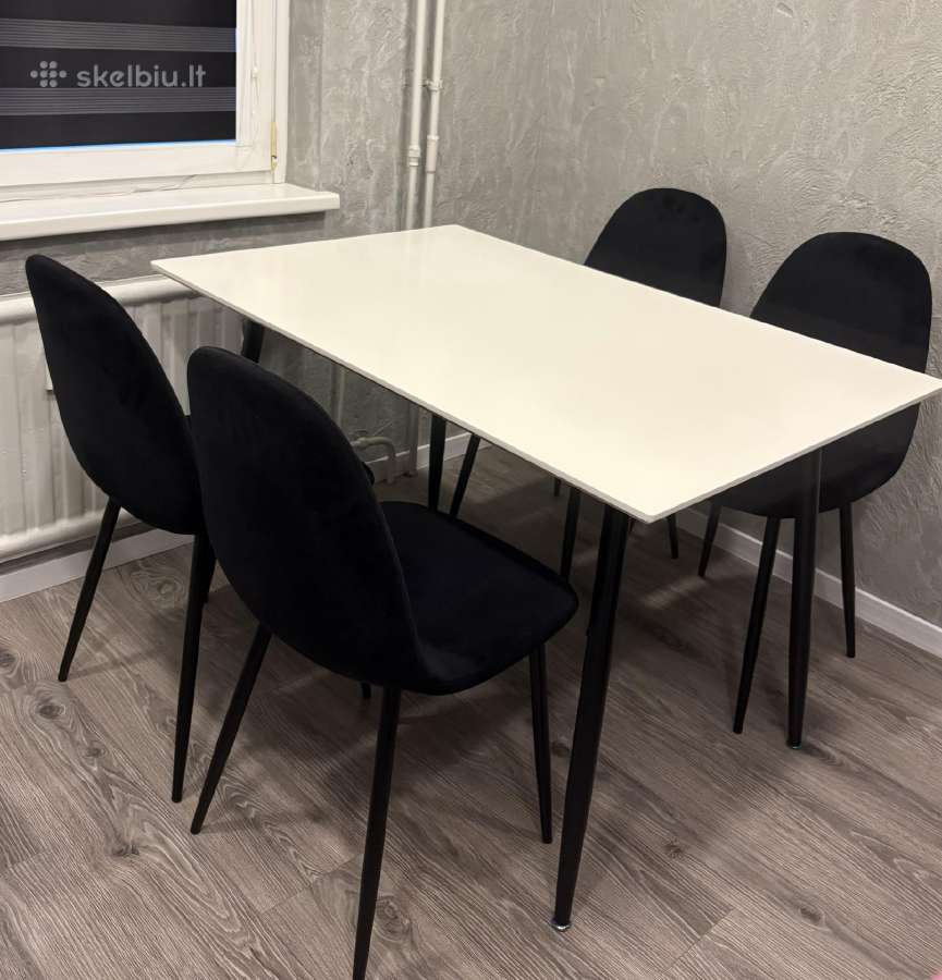 Valgomojo stalas su kėdėmis