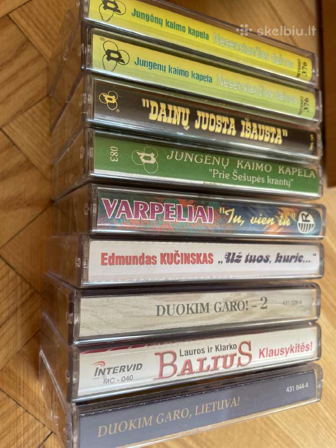 Audio kasetes su įrašais