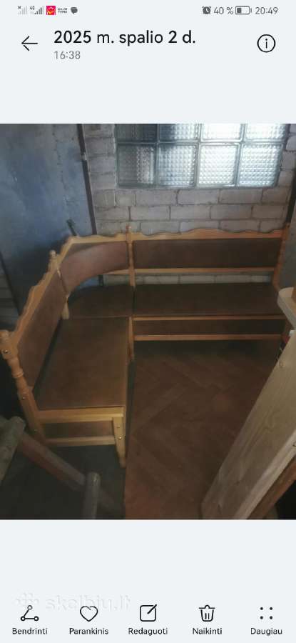Virtuvinis kampas su stalu