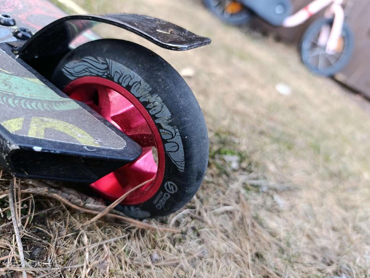 Triukinis paspirtukas Oxelo Mf1.8+ (Black Red)