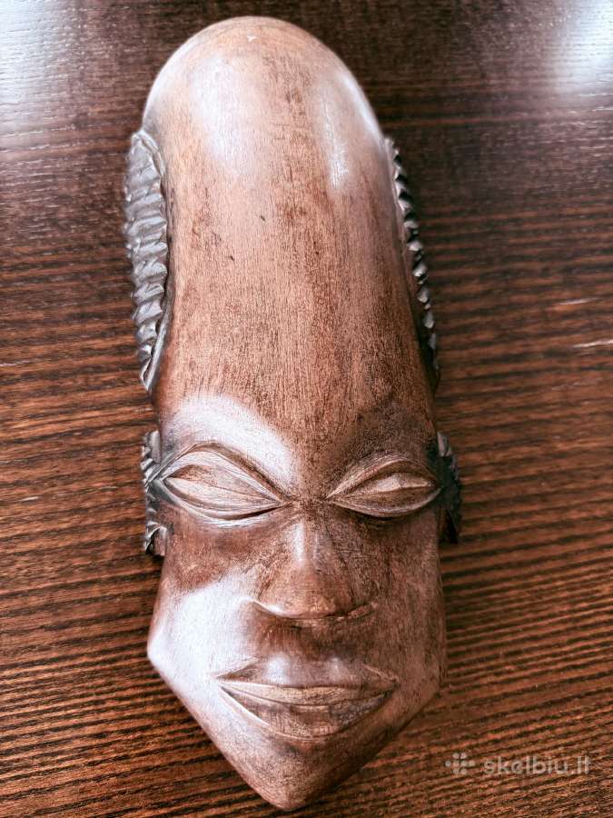 Rankų darbo afrikietiškos medinės statulos