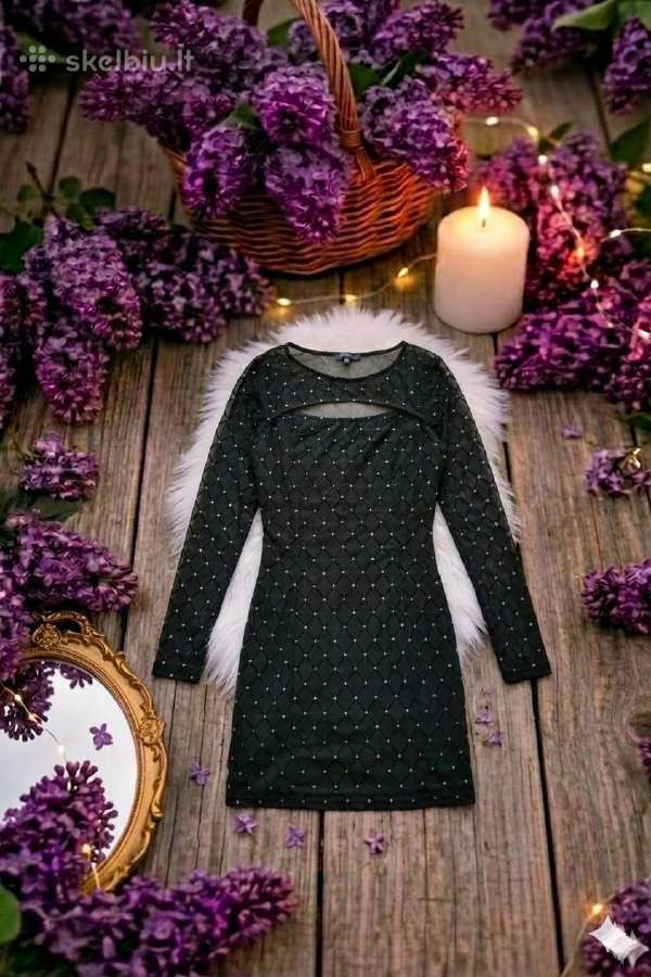 Juoda elegantiška suknelė su dekoratyviniu raštu