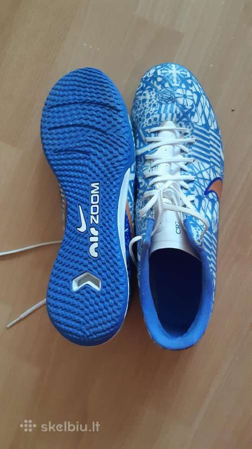 Salės futbolo batai 45 d.