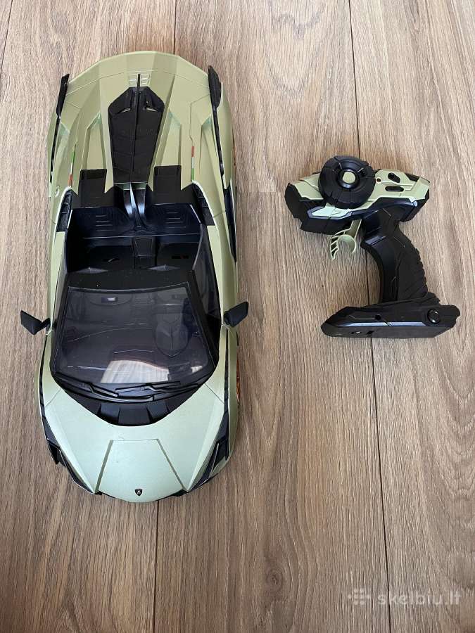Nuotolinio valdymo sportinis automobilis su pultu