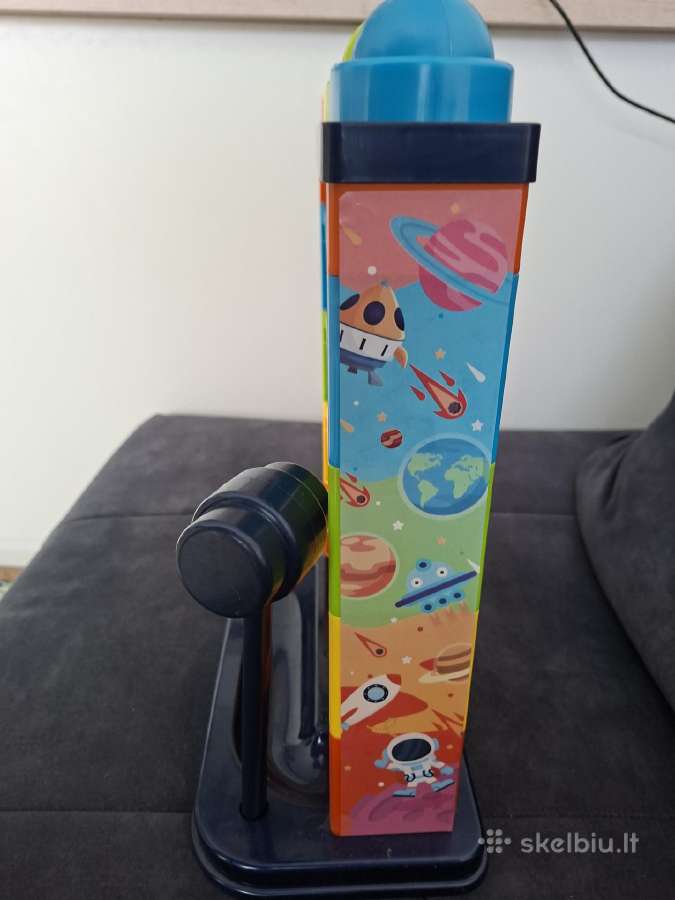 Spalvotas kamuliukų bokštas su plaktuku - nuotraukos Nr. 2