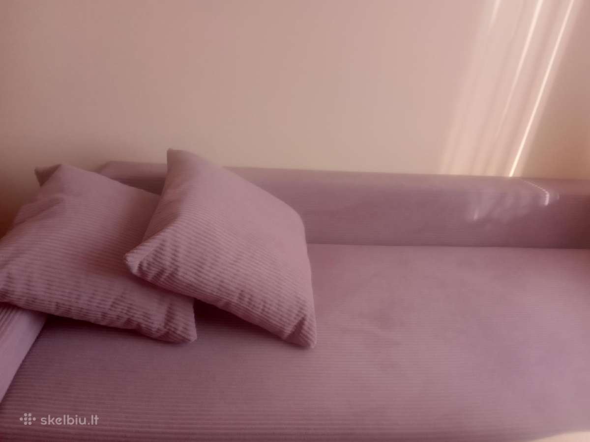 Velvetine viengule sofa svelniai violetine