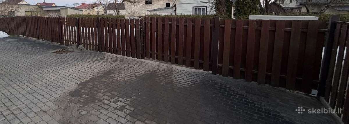 Medinė tvora su metaliniais vartais