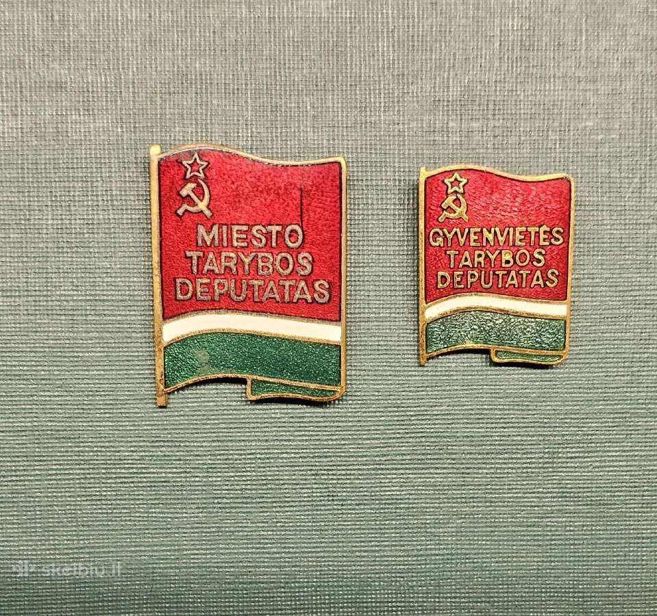 Reti deputatų ženkliukai.
