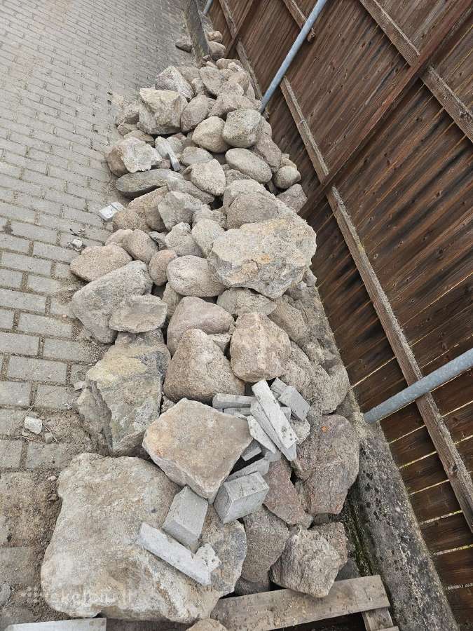 Akmenys