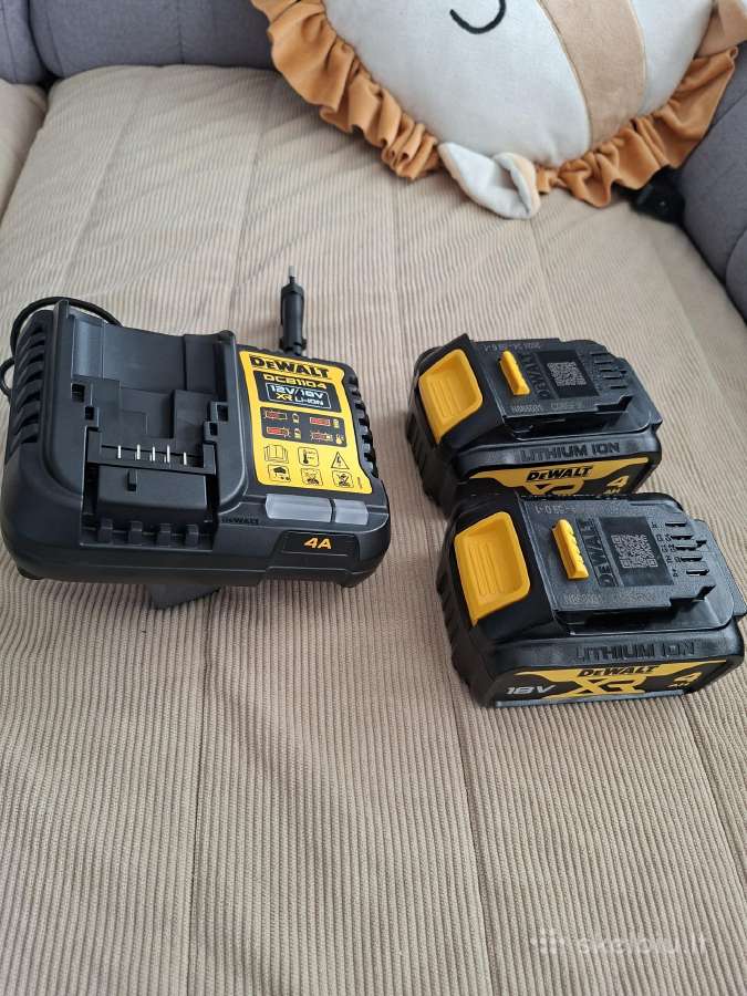 Dewalt akumuliatorių ir pakrovėjo komplektas.