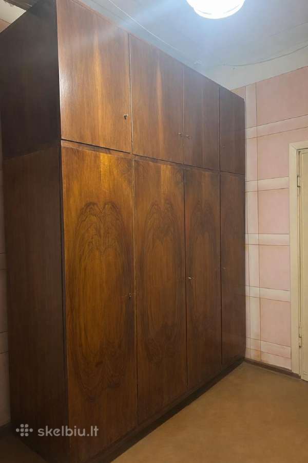 Tvirta medinė spinta (sekcija) – talpi, kokybiška,