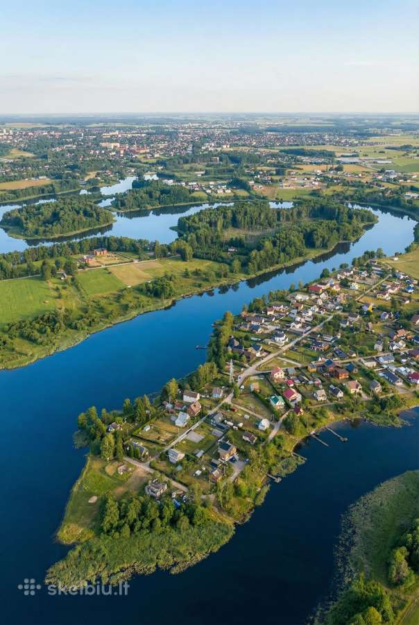 Sklypas su vaizdu į upę