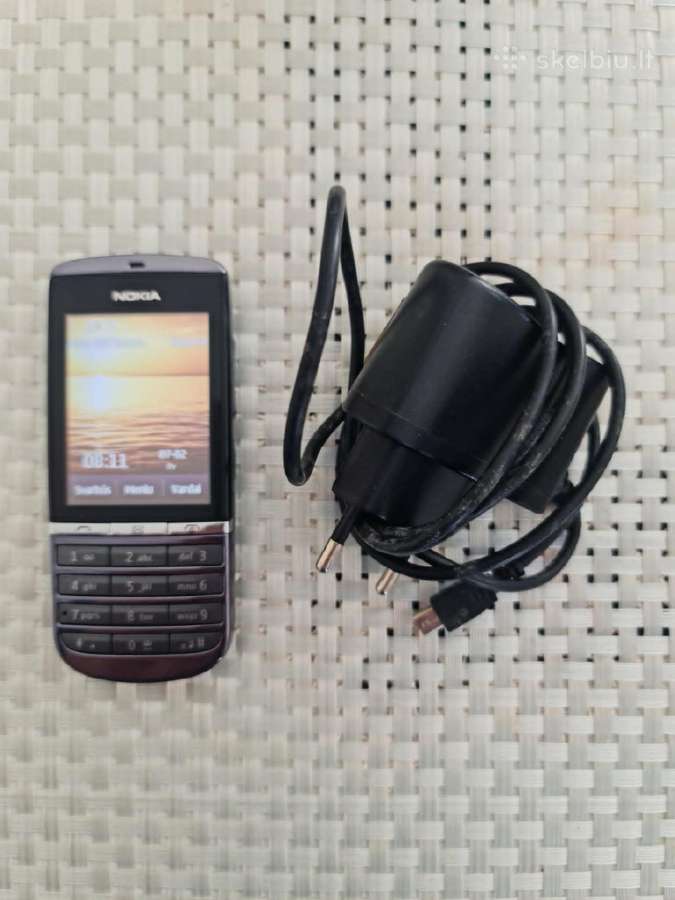Nokia Asha 300(rm-781) su pakroveju.