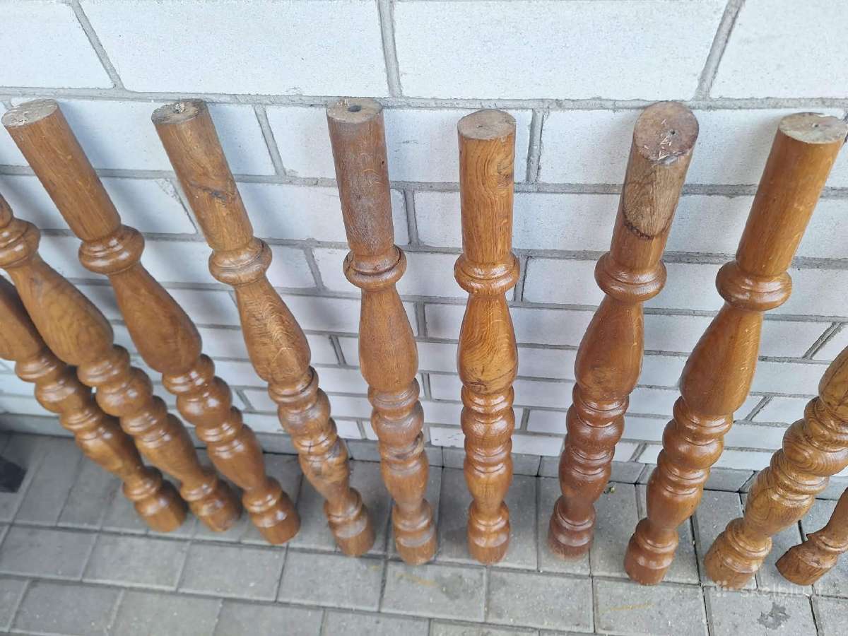 Mediniai laiptų statramsčiai