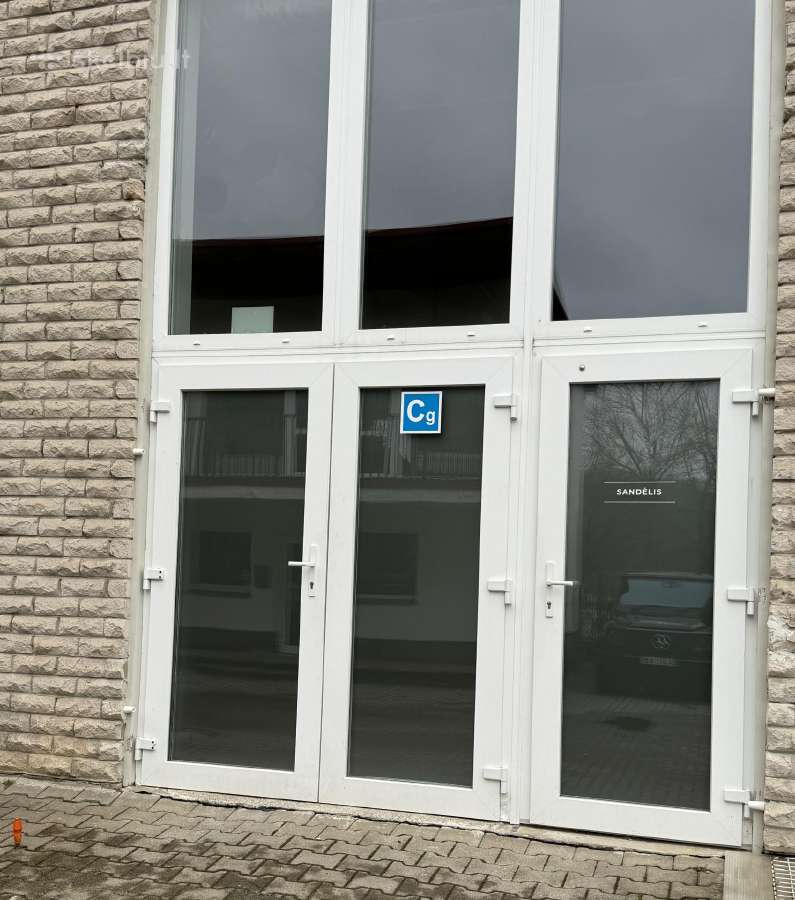 Stiklo vitrina 300 cm pločio x 207 cm aukščio