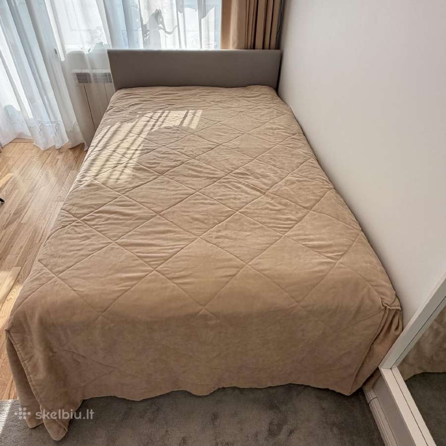 Smėlio spalvos dygsniuotas lovos užtiesalas