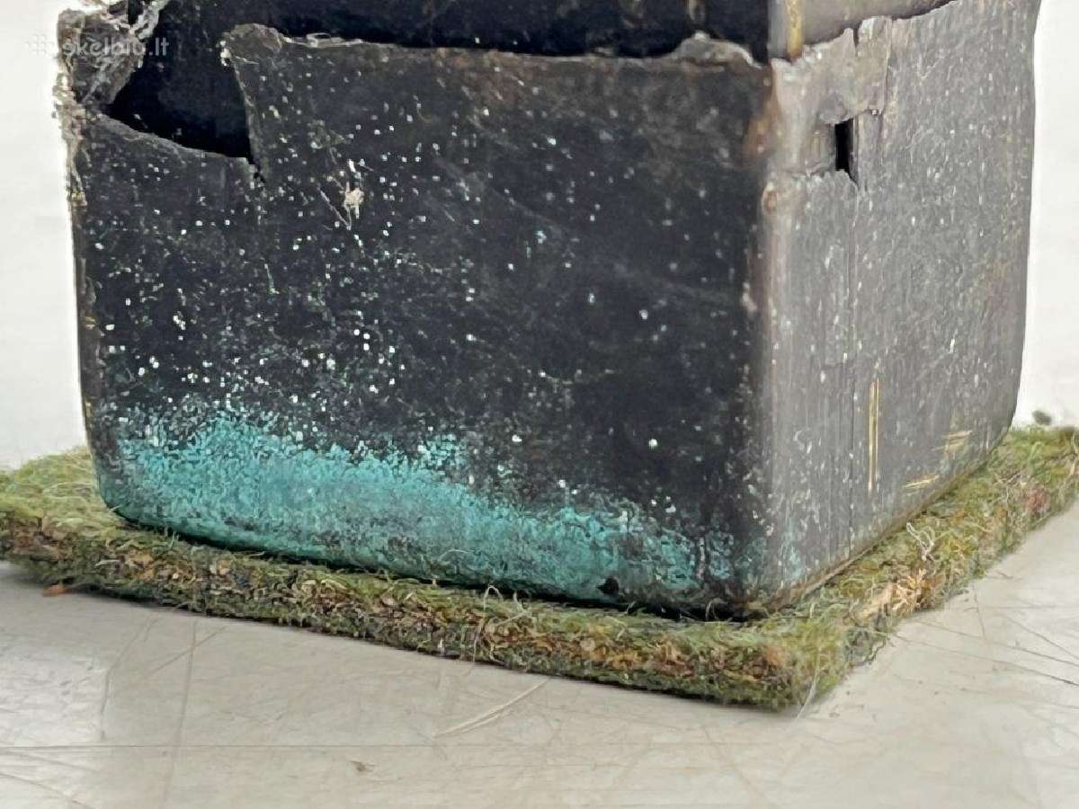 Rytietiška juodos spalvos vitrina su akmeniu - nuotraukos Nr. 20