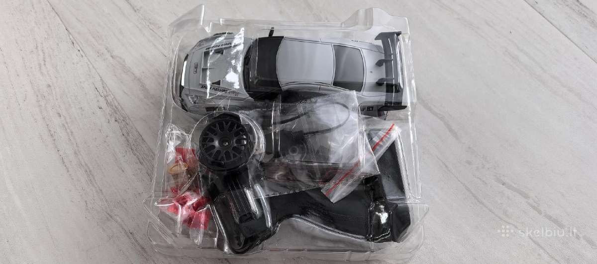 Radijo bangomis valdomas Nissan Nismo Gtr