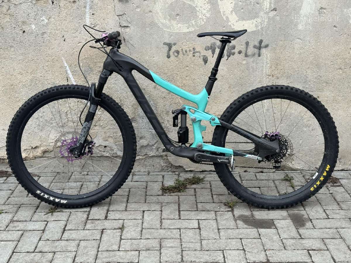 Norco Range C7.2 Karboninis dviratis ant dalių