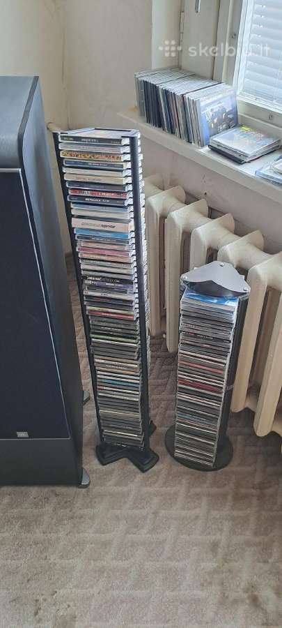 CD stovai ir audio spintelė.