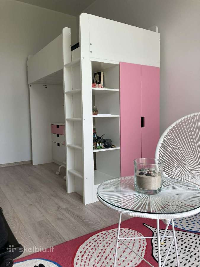 Parduodama Ikea vaikiška lova su stalu ir spinta.