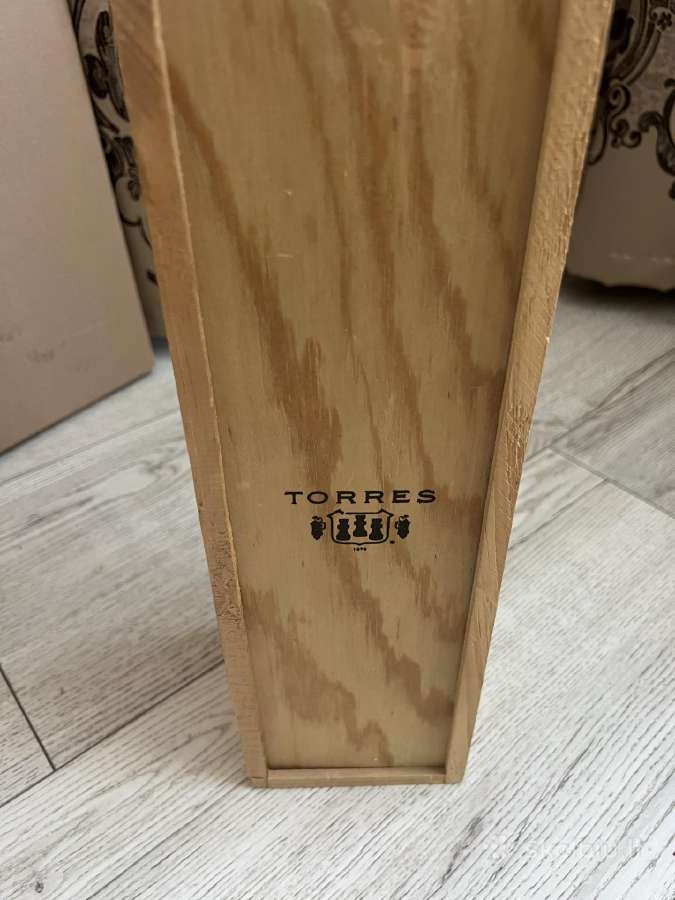 Originali medinė vyno dėžė, vienos kaina 8€.