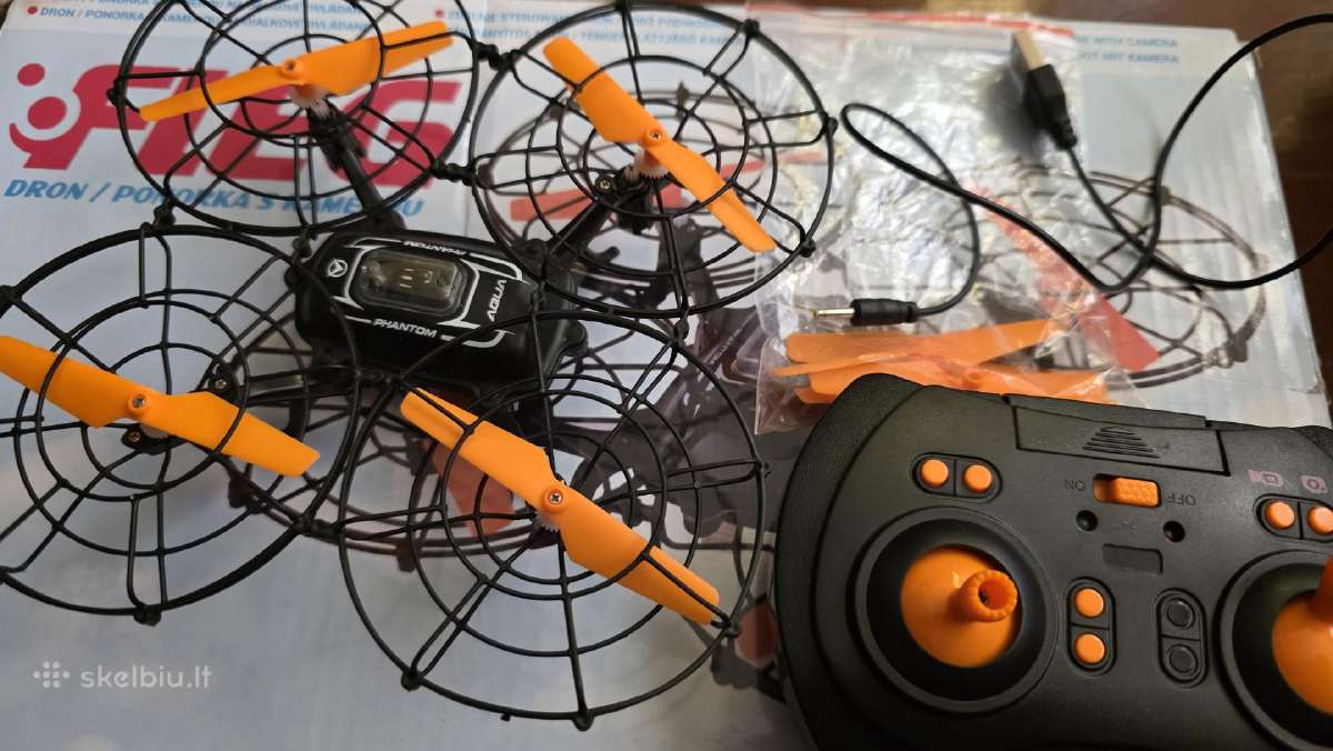 Dronas su kamera.