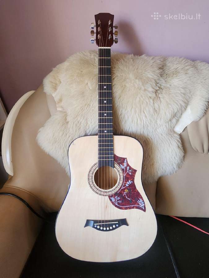 Parduodu gitarą su priedais.