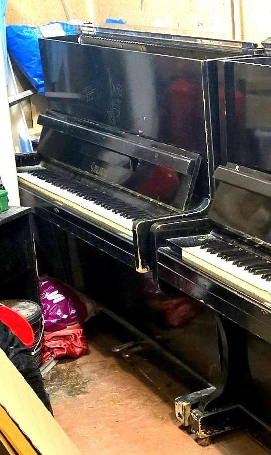 Dovanojame senovinį pianiną - dekoraciją