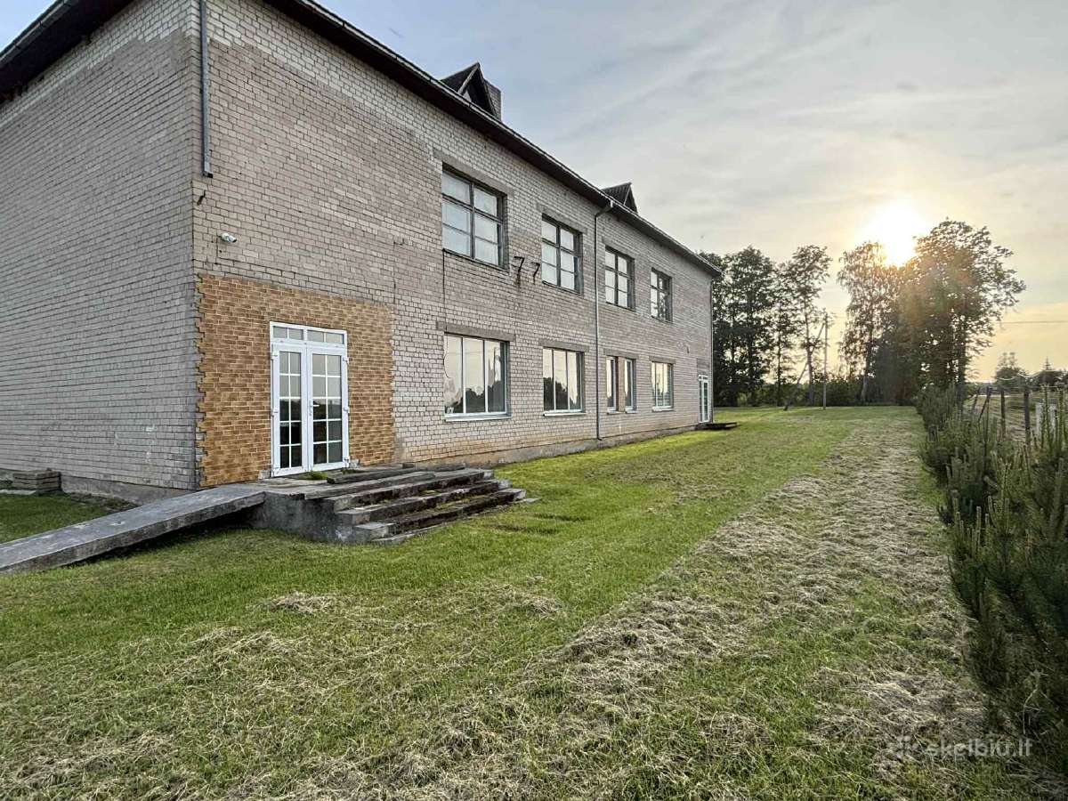 Parduodamas žemės sklypas su pastatais