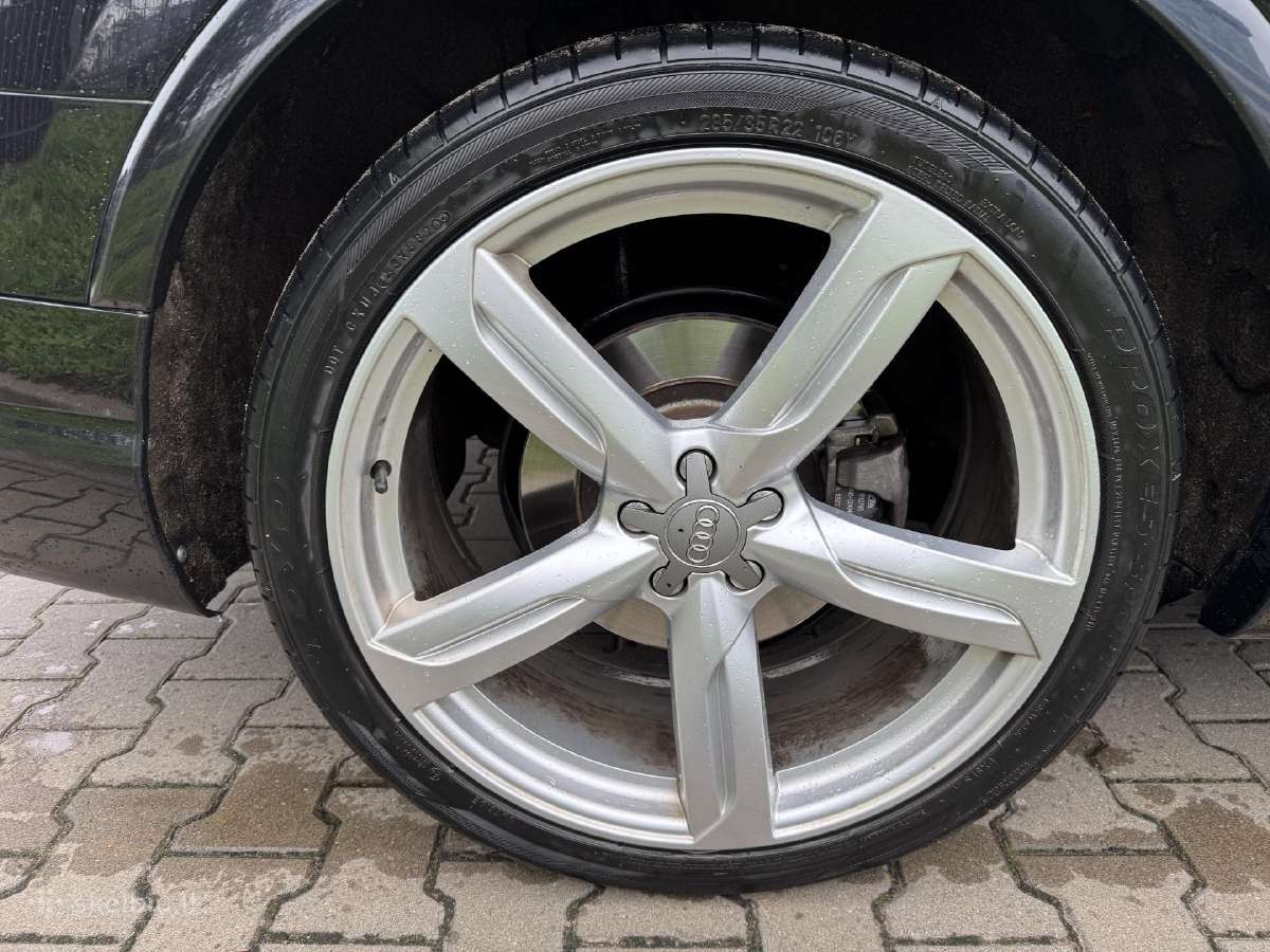 R22 Audi Q7 ratlankiai su padangomis