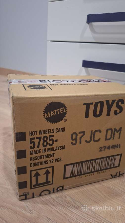 Parduodu dėžę su 72 „Hot Wheels“ mašinėlėmis
