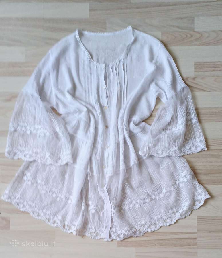 Balta suknelė su nėriniais – romantiškas boho stil