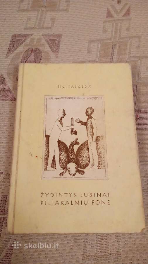 Žydintis lubinai piliakalnių fone
