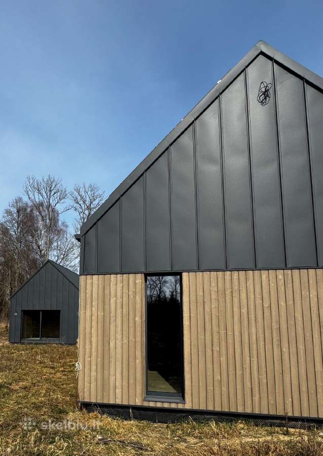 Deginta mediena pagal Shou Sugi Ban technologiją,